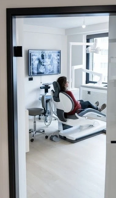 Behandlungsraum mit Patientin