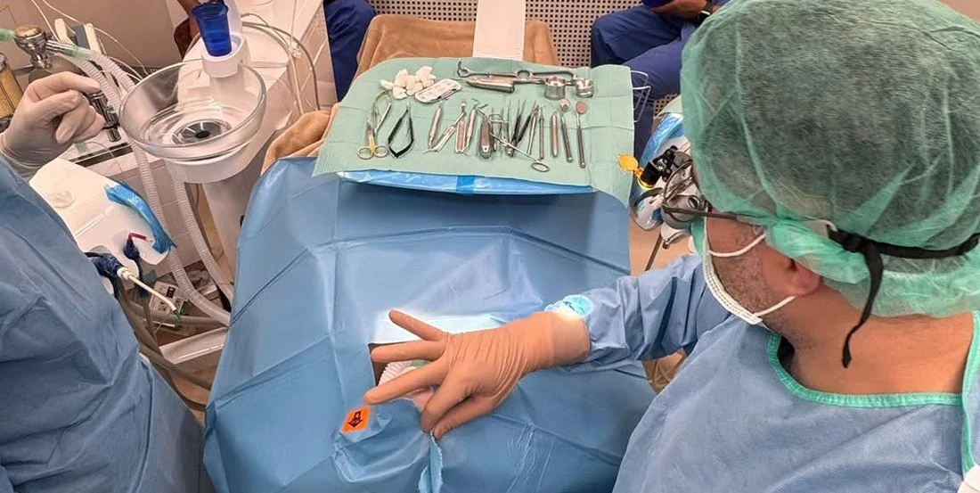 Mikael Vüsal Zeynalli im Patientengespräch mit Röntgenbild